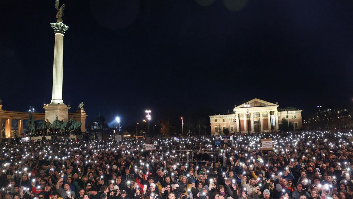 Velký protest v Budapešti. Náměstí zaplnily desítky tisíc lidí